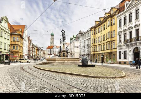 Augusta, Germania - 09 maggio 2017: La fontana di Herkules sulla Maximilianstrasse ad Augusta, costruita nel 1600. Germania Foto Stock