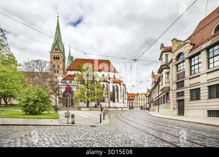 Augusta, Germania - 09 maggio 2017: Splendida cattedrale vecchia con il tempo nuvoloso ad Augusta. Germania Foto Stock