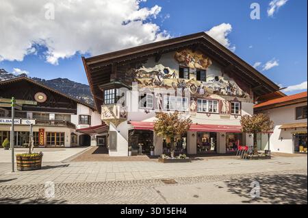 Garmisch-partenkirchen, Germania - 2 maggio 2017: Belle case a Garmisch-Partenkirchen nelle Alpi Bavaresi Foto Stock