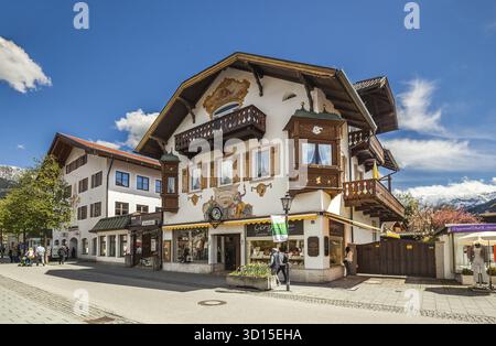 Garmisch-partenkirchen, Germania - 2 maggio 2017: Belle case a Garmisch-Partenkirchen nelle Alpi Bavaresi Foto Stock
