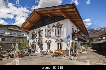Garmisch-partenkirchen, Germania - 2 maggio 2017: Bella casa a Garmisch-Partenkirchen nelle Alpi Bavaresi Foto Stock