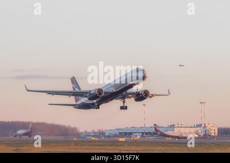 Compagnia aerea Aeroflot. Aereo all'aeroporto. Trasporti pubblici. Trasporto passeggeri. Avvistamento ufficiale d'autunno a Pulkovo 28 novembre 2018, Russia S Foto Stock