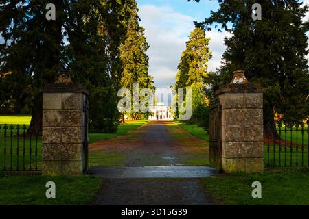 Percorso che conduce attraverso un piccolo cancello alla maestosa Emo Court House sotto cieli nuvolosi Foto Stock