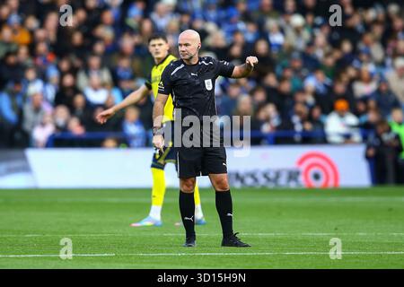 Hillsborough Stadium, Sheffield, Inghilterra - 25 ottobre 2025 arbitro Paul Tierney - durante la partita Sheffield Wednesday contro Oxford United, EFL Championship, 2025/26, Hillsborough Stadium, Sheffield, Inghilterra - 25 ottobre 2025 crediti: Arthur Haigh/WhiteRosePhotos/Alamy Live News Foto Stock