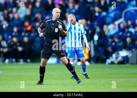 Hillsborough Stadium, Sheffield, Inghilterra - 25 ottobre 2025 arbitro Paul Tierney - durante la partita Sheffield Wednesday contro Oxford United, EFL Championship, 2025/26, Hillsborough Stadium, Sheffield, Inghilterra - 25 ottobre 2025 crediti: Arthur Haigh/WhiteRosePhotos/Alamy Live News Foto Stock
