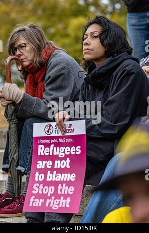 Le donne detengono rifugiati non sono da incolpare placard di Stop Racism, Stop the hate e fermare la manifestazione di estrema destra. Foto Stock