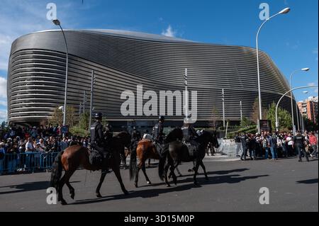 Madrid, Spagna. 26 ottobre 2025. Veduta dello stadio Santiago Bernabeu davanti alla partita di calcio "El Clasico" della Liga EA Sports tra il Real Madrid e il FC Barcelona. Crediti: Marcos del Mazo/Alamy Live News Foto Stock