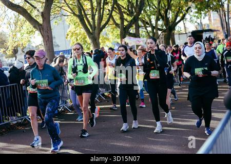 Victoria Park, Leicester, Regno Unito. 26 ottobre 2025. I corridori che hanno partecipato alla Leicester Half Marathon 2025 che si è svolta il 26 ottobre 2025 a Leicester, Victoria Park Credit: Andrew Sumner/Alamy Live News Foto Stock