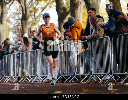 Victoria Park, Leicester, Regno Unito. 26 ottobre 2025. I corridori che hanno partecipato alla Leicester Half Marathon 2025 che si è svolta il 26 ottobre 2025 a Leicester, Victoria Park Credit: Andrew Sumner/Alamy Live News Foto Stock