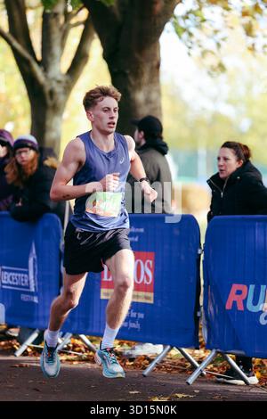 Victoria Park, Leicester, Regno Unito. 26 ottobre 2025. I corridori che hanno partecipato alla Leicester Half Marathon 2025 che si è svolta il 26 ottobre 2025 a Leicester, Victoria Park Credit: Andrew Sumner/Alamy Live News Foto Stock