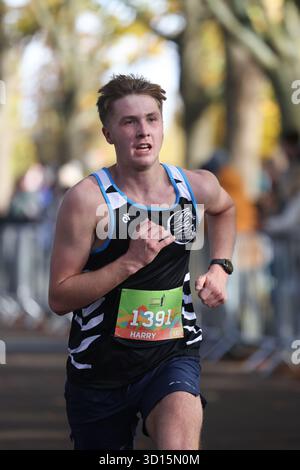 Victoria Park, Leicester, Regno Unito. 26 ottobre 2025. I corridori che hanno partecipato alla Leicester Half Marathon 2025 che si è svolta il 26 ottobre 2025 a Leicester, Victoria Park Credit: Andrew Sumner/Alamy Live News Foto Stock