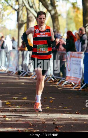 Victoria Park, Leicester, Regno Unito. 26 ottobre 2025. I corridori che hanno partecipato alla Leicester Half Marathon 2025 che si è svolta il 26 ottobre 2025 a Leicester, Victoria Park Credit: Andrew Sumner/Alamy Live News Foto Stock