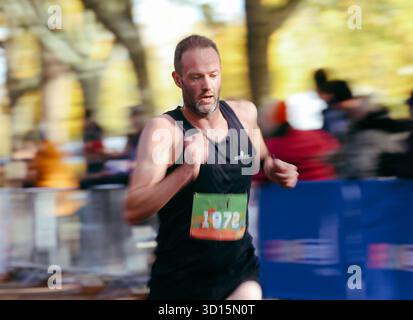 Victoria Park, Leicester, Regno Unito. 26 ottobre 2025. I corridori che hanno partecipato alla Leicester Half Marathon 2025 che si è svolta il 26 ottobre 2025 a Leicester, Victoria Park Credit: Andrew Sumner/Alamy Live News Foto Stock