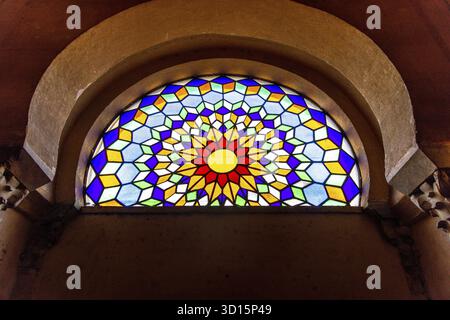Cordoba, Cordoba - Spagna - 04-08-2024: Colorata rosetta di vetro colorato nella Mezquita-Catedral de Cordoba che mostra un intricato schema geometrico Foto Stock