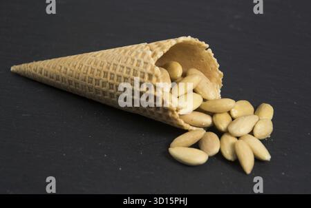 Cono gelato con mandorle Foto Stock