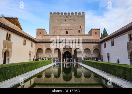 Granada, Spagna - 21 ottobre 2025: Corte dei mirtilli presso i Palazzi Nasridi, l'Alhambra Foto Stock