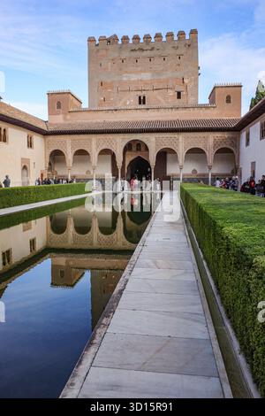 Granada, Spagna - 21 ottobre 2025: Corte dei mirtilli presso i Palazzi Nasridi, l'Alhambra Foto Stock
