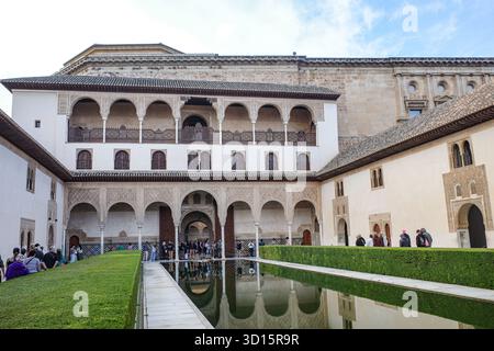 Granada, Spagna - 21 ottobre 2025: Corte dei mirtilli presso i Palazzi Nasridi, l'Alhambra Foto Stock