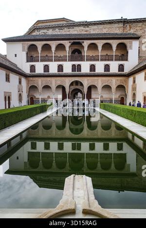 Granada, Spagna - 21 ottobre 2025: Corte dei mirtilli presso i Palazzi Nasridi, l'Alhambra Foto Stock