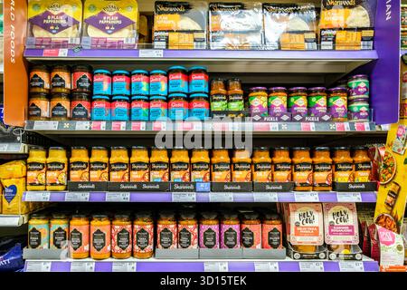 Londra Regno Unito, ottobre 26 2025, Selezione di ingredienti di cottura in stile indiano e salse piccanti Foto Stock