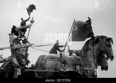 BERLINO, GERMANIA - 2 maggio 1945 circa - il sollevamento della bandiera rossa sulla quadriga della porta di Brandeburgo dopo la cattura di Berlino da parte delle truppe sovietiche all'inizio di maggio 1945 - foto: Geopix/Yevgeny Khaldei Foto Stock