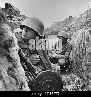 LENINGRADO, RUSSIA - 01 settembre 1941 - soldati dell'Armata Rossa in trincea sul fronte di Leningrado prima di un'operazione offensiva contro i tedeschi durante l'assedio di Leningrado nella seconda guerra mondiale - foto: Geopix/Vsevolod Tarasevich Foto Stock