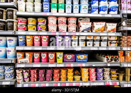 London UK, ottobre 26 2025, Selezione di yogurt aromatizzati alla frutta cremosa Foto Stock
