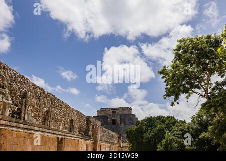 Muro del Palazzo del Governatore che conduce verso la Piramide del Mago a Uxmal, Yucatán, Messico. Foto Stock