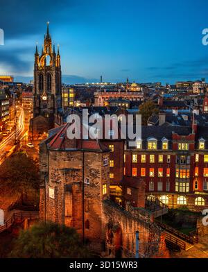 Una vista d'inverno di notte a Newcastle upon Tyne che guarda verso la Black Gate e la Cattedrale di San Nicola, presa dal Castello di Newcastle con un cielo limpido Foto Stock
