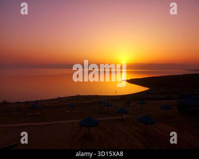 Uno splendido tramonto sul Mar morto dal resort hotel in Giordania. Foto Stock