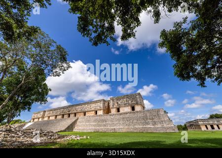 Il Palazzo del Governatore e la Casa delle tartarughe a Uxmal, Yucatán, Messico, entrambi esemplificano lo stile architettonico ornato Puuc. Foto Stock