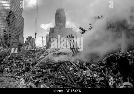 Gli incendi continuano a bruciare tra le macerie e i detriti dei World Trade Center di New York, nella zona conosciuta come Ground Zero due giorni dopo gli attacchi dei 9/11 terroristi. Foto Stock