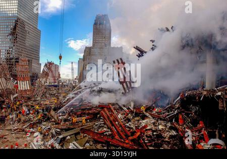 Gli incendi continuano a bruciare tra le macerie e i detriti dei World Trade Center di New York, nella zona conosciuta come Ground Zero due giorni dopo gli attacchi dei 9/11 terroristi. Foto Stock