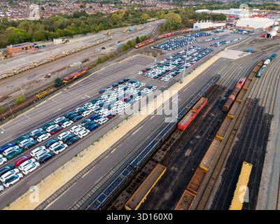 NOTTINGHAM, REGNO UNITO - 8 OTTOBRE 2025. Una vista aerea direttamente sopra file di auto di nuova costruzione nel settore automobilistico su un molo commerciale pronto per essere l Foto Stock