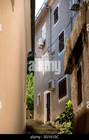 Stradine e vicoli pedonali strette nel Valun, piccolo villaggio di pescatori sull'isola di Cherso, Croazia Foto Stock