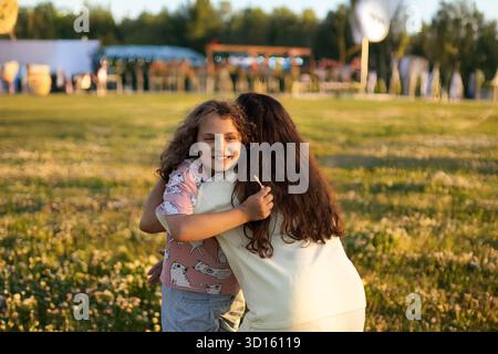 Madre e bambino felici nel parco Foto Stock