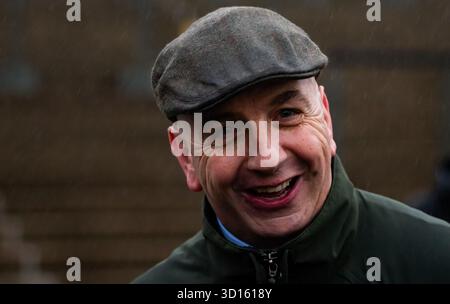 Liverpool, Regno Unito, domenica 26 ottobre 2025; Edith Pelham e il fantino Jonathan Burke vincono la gara di caccia pianeggiante Racing TV Mares Open National Hunt per l'allenatore Fergal o'Brien e la proprietaria Mrs J May. Crediti JTW equine Images / Alamy Live News. Foto Stock