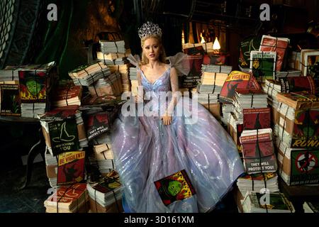 Wicked: For Good è un film musicale fantasy statunitense diretto da Jon M. Chu e scritto da Winnie Holzman e Dana Fox. Il sequel di Wicked (2024), adattò il secondo atto del musical teatrale del 2003 di Stephen Schwartz e Holzman, liberamente basato sul romanzo di Gregory Maguire del 1995, una reimmaginazione del romanzo di L. Frank Baum del 1900 The Wonderful Wizard of Oz e il suo adattamento cinematografico del 1939. Foto Stock