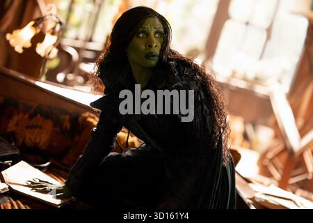 Wicked: For Good è un film musicale fantasy statunitense diretto da Jon M. Chu e scritto da Winnie Holzman e Dana Fox. Il sequel di Wicked (2024), adattò il secondo atto del musical teatrale del 2003 di Stephen Schwartz e Holzman, liberamente basato sul romanzo di Gregory Maguire del 1995, una reimmaginazione del romanzo di L. Frank Baum del 1900 The Wonderful Wizard of Oz e il suo adattamento cinematografico del 1939. Foto Stock