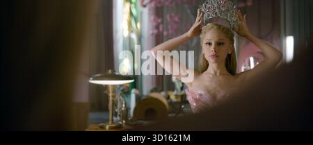 Wicked: For Good è un film musicale fantasy statunitense diretto da Jon M. Chu e scritto da Winnie Holzman e Dana Fox. Il sequel di Wicked (2024), adattò il secondo atto del musical teatrale del 2003 di Stephen Schwartz e Holzman, liberamente basato sul romanzo di Gregory Maguire del 1995, una reimmaginazione del romanzo di L. Frank Baum del 1900 The Wonderful Wizard of Oz e il suo adattamento cinematografico del 1939. Foto Stock