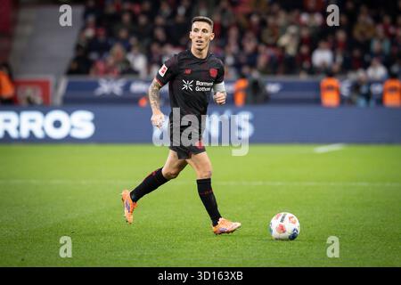 LEVERKUSEN, GERMANIA - OTTOBRE 26: Alejandro Grimaldo (Bayer 04 Leverkusen, 20) durante la partita di Bundesliga (giorno di gioco 8) tra Bayer 04 Leverkusen e SC Freiburg alla BayArena il 26 ottobre 2025 a Leverkusen, Germania. (Foto di Axel Kohring/Beautiful Sports) LE NORMATIVE DFL VIETANO QUALSIASI USO DI FOTOGRAFIE COME SEQUENZE DI IMMAGINI E/O QUASI-VIDEO. Foto Stock