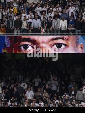 Madrid, Spagna. 26 ottobre 2025. MADRID, SPAGNA - OTTOBRE 26: Tifosi durante la partita LaLiga EA Sports tra Real Madrid e Barcellona all'Estadio Santiago Bernabeu il 26 ottobre 2025 a Madrid Spagna (foto di Ricardo Nogueira/Sports Press Photo) credito: SPP Sport Press Photo. /Alamy Live News Foto Stock