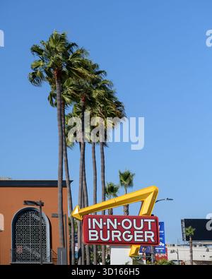 Insegna in-N-Out Burger con palme a Westchester, Los Angeles, California, Stati Uniti. Foto Stock