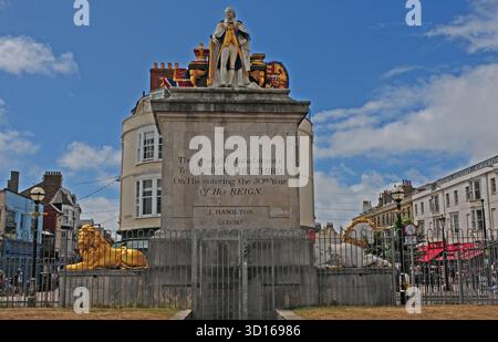 Monumento eretto a Giorgio III sull'Esplanade, Weymouth. Foto Stock