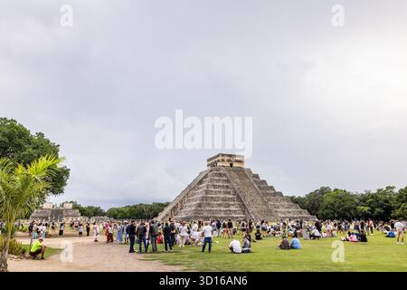 La folla si riunisce alla base del Tempio di Kukulkán durante l'evento equinozio autunnale a Chichén Itzá, Yucatán, Messico. Foto Stock