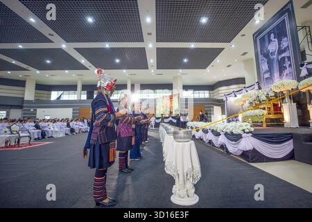 Chiang mai, Thailandia. 26 ottobre 2025. Le tribù thailandesi versano acqua lustrale per la defunta Regina madre Sirikit al Centro Internazionale esposizioni e convegni di Chiang mai a Chiang mai. La regina madre Sirikit è morta all'età di 93 anni il 24 ottobre 2025 al King Chulalongkorn Memorial Hospital di Bangkok, secondo il Royal Household Bureau. (Credit Image: © Pongmanat Tasiri/SOPA Images via ZUMA Press Wire) SOLO PER USO EDITORIALE! Non per USO commerciale! Foto Stock