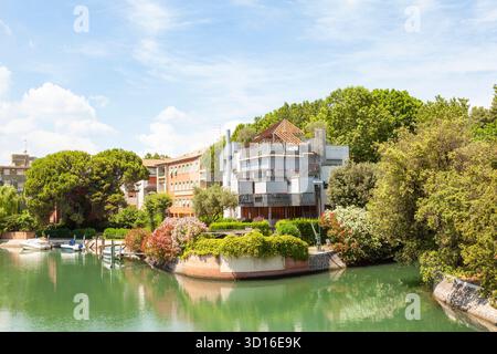 Paesaggio panoramico sul Lido, Venezia Italia con alberi e stili architettonici in primavera Foto Stock