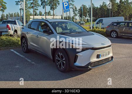 Horsbäck, Raasepori, Finlandia - 2 agosto. 2025: Toyota BZ4X parcheggiata. Foto Stock