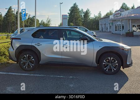 Horsbäck, Raasepori, Finlandia - 2 agosto. 2025: Toyota BZ4X parcheggiata. Foto Stock