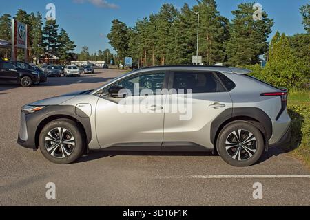 Horsbäck, Raasepori, Finlandia - 2 agosto. 2025: Toyota BZ4X parcheggiata. Foto Stock